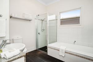 The Main Bathroom at Cooks Hill Cottage.