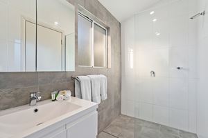 The Bathroom of a 3 Bedroom Townhouse Apartment at Birmingham Gardens Townhouses.