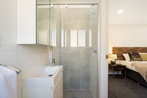 The Ensuite Bathroom of a 5 Bedroom Townhouse Apartment at Birmingham Gardens Townhouses.